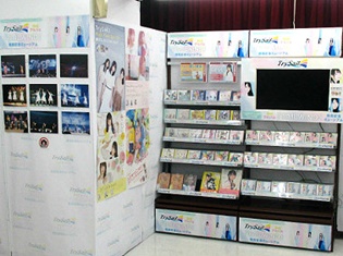 メンバーがライブで着用した衣装や写真パネルなどを展示――「TrySail」2ndアルバム『TAILWIND』発売記念ミュージアムが開催!