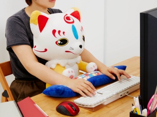 「刀剣乱舞-ONLINE-」より“こんのすけ”がぬいぐるみ型PCクッションになって登場! デスクワークもこんのすけがナビゲート!?