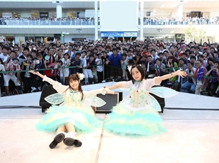 プチミレディ(悠木碧さん&竹達彩奈さん)が、羽根付き衣装を身につけ、4thアルバム発売記念フリーライブを実施!