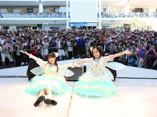 小さな妖精達が、野外ステージで元気いっぱいに躍動! 4つの新曲が披露されたプチミレディ(悠木碧さん・竹達彩奈さん)4th アルバム『petit miretta』発売記念フリーライブの模様をレポート!