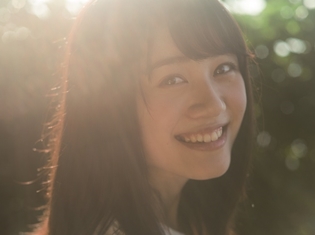 伊藤美来さん1stアルバム「水彩~aquaveil~」よりジャケ写解禁! 撮影地は、新曲「ワタシイロ」のMV収録で訪れた三重県・神島