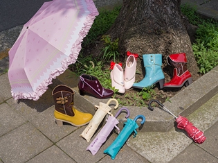 雨の日はオシャレな魔法少女に変身! 『魔法少女まどか☆マギカ』の各キャラクターをイメージしたレインシューズ&傘が登場