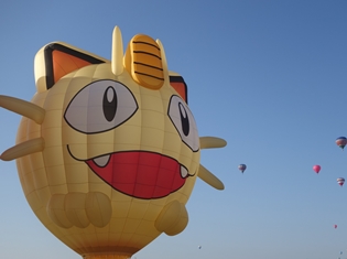 『ポケットモンスター』ニャース気球、ついに佐賀の大空に出現! ニャースが佐賀を訪問したSP動画も大公開
