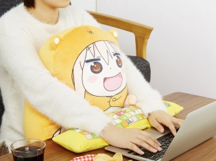 一緒にグータラ三昧! 『干物妹!うまるちゃんR』よりうまるちゃんがPCクッションに!