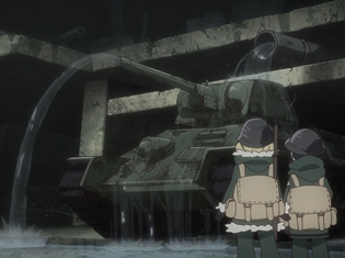 『少女終末旅行』第10話【「電車」「波長」「捕獲」】のあらすじ&先行カットを公開! 巨大なプラントが立ち並ぶ施設に圧倒されるチトとユーリ