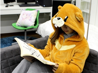 『NEW GAME!!』より、青葉が着用していた“クマさん寝袋”をモチーフにした可愛いパーカーが登場!