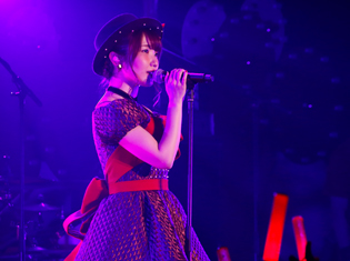 内田彩さんが『Aya Uchida VALENTINE'S ♡ LIVE 〜Song for you〜』で17曲を披露!2ndシングル&全国ライブツアーについての大発表も!