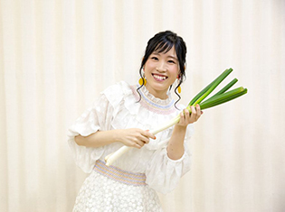 鈴木みのりさんデビューシングル発売記念フリーライブ&ハイタッチ会の公式レポートが到着! ネギでエアギターも披露!?