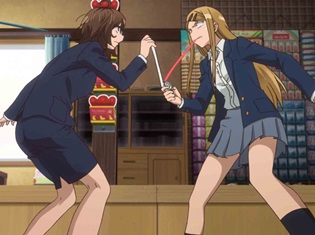 『だがしかし2』第8話「ロールキャンディとハイエイトチョコと…」の先行カット公開! サヤ、シカダ駄菓子にいる女性の正体をつきとめる