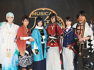 ミュージカル『刀剣乱舞』 ~結びの響ひびき、始まりの音~が開幕! 舞台写真とコメントをお届け!