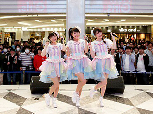 『Run Girls, Run!』が『キラッとスタート』発売記念ミニライブ+握手会を開催!笑顔いっぱいのステージで全3曲を披露