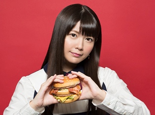 竹達彩奈さんがマクドナルドの期間限定メニュー「ビッグマックベーコン」を試食する動画が公開!