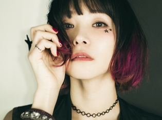 LiSAさんのベストアルバム特設サイト&ベストアルバム全曲試聴ムービーが公開!「Thrill, Risk, Heartless」のMVも配信開始!