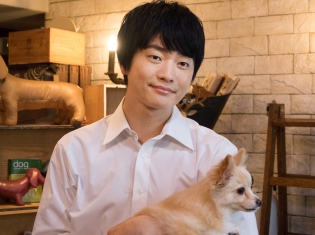 福山潤さんが七色の声で恋愛講座! 映画『兄友』より人気声優・福山さん演じる橘萩之介の貴重な実写ショット解禁!