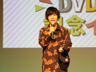 声優・岡本信彦さんの旅番組『オカモトラベル』DVD発売イベントのオフィシャルレポートが到着! イベント限定グッズの事後通販も決定