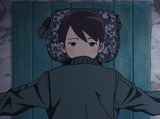 『ひそねとまそたん』第6話「君の名前を叫ぶから」の先行カット解禁! 周囲から浮いていた絵瑠は、イカダで単独脱出を試みて高波に……