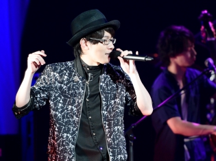 豊永利行ライブツアー「With my LIFE」~バースデーパーティ~東京公演レポート|時が止まるような“時間旅行”へご招待! ついに噂のお父さんが登場?