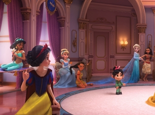 2018年12月公開『シュガー・ラッシュ:オンライン』より、ディズニープリンセスが大集合する場面カットが到着!