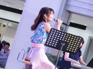 早見沙織さんが「Jewelry」発売記念ミニライブで、これまでのシングル曲を含めた全6曲を熱唱! 曲ごとに色づいた歌声で会場を虜に……!!
