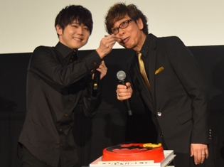 声優・梶裕貴さんが山寺宏一さんのお口をあ~ん!? バッドマン役・山寺宏一さんの誕生日のサプライズも行われた『ニンジャバットマン』公開記念舞台挨拶をレポート!