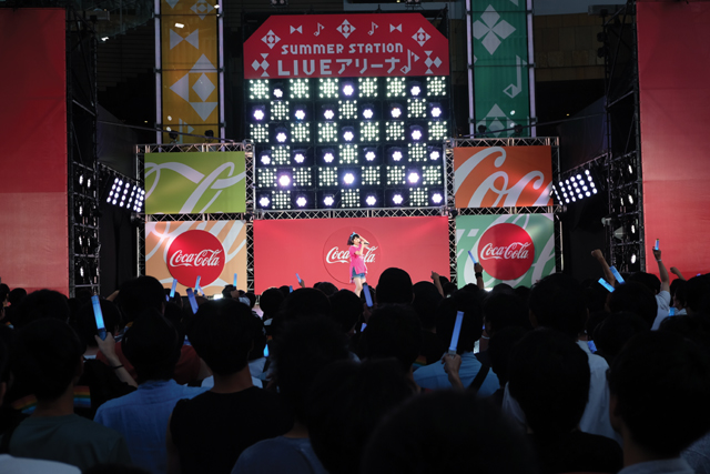 東山奈央、テレビ朝日・六本木ヒルズ 夏祭り「サマステ」屋外ステージで全7曲を熱唱