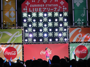 東山奈央さん、テレビ朝日・六本木ヒルズ 夏祭り『コカ・コーラ SUMMER STATION 音楽LIVE』に出演!屋外ステージで全7曲を熱唱