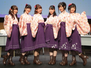 『温泉むすめ』小原莉子さん、奥野香耶さん、吉岡茉祐さんがゲストとして出演! 早口言葉対決で盛り上がった「YUKEMURI FESTA Vol.14@羽田空港」第1部をレポート