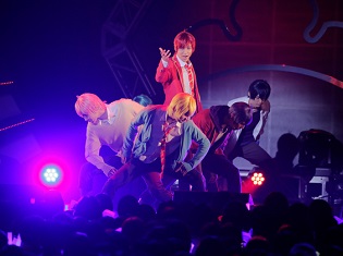 舞台「おそ松さん」F6が 1st LIVE TOUR「Satisfaction」開催! 初ライブとは思えないファンとの一体感