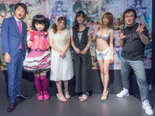 『閃乱カグラ』TVアニメ第2期への意気込みを、原田ひとみさん&原由実さん……そして爆乳プロデューサーに聞いた! 作品に賭ける“本気度”に注目を!!