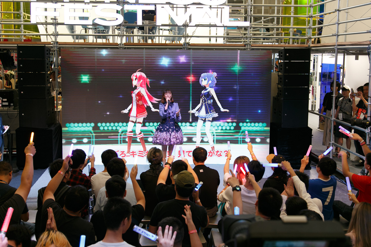 ▲上海のイベント「Mobile World Congress Shanghai 2018」の会場にもたくさんのアニメファンが訪れ、熱心に『直感ｘアルゴリズム♪』を応援していた。