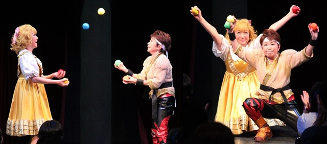 ▲カンナとアイリスで、それぞれ3つの玉のうち1つをキャッチボールしながら行うパッシングを披露。見事に決めて、観客も大喝采！