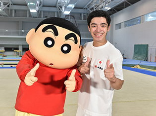 『クレヨンしんちゃん』×「世界体操」が夢のコラボレーション!“ひねり王子”白井健三選手がしんのすけに新技を伝授!?