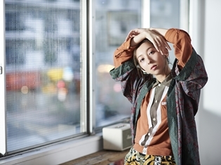 飯田里穂さんニューシングル「いつか世界が変わるまで」MVショートVer.解禁! 探偵に扮する飯田さんの姿は必見!