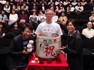 『劇場版 夏目友人帳 ~うつせみに結ぶ~』動員数50万人突破! 大ヒット御礼舞台挨拶にて神谷浩史さん、井上和彦さん、大森貴弘総監督による鏡開きを実施