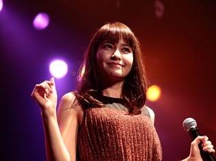 声優・中島愛さん、FCイベントでカバーミニアルバム発売&茨城で凱旋ライブ開催を大発表! 公式レポートで会場の模様をお届け