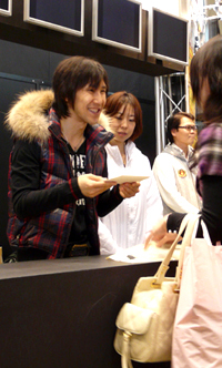 【コミケ75】ビジュアルアーツブースに平川さん登場