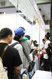 【TAF 09】“81ブース”では阿澄佳奈さん握手会開催