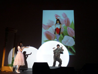 『おたくのビデオ』ミスティー・メイのお宝画像を持ち上げる鷲崎健さんと、恥ずかしがるお姉ちゃん
