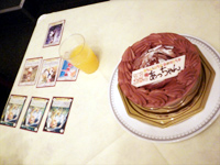 こちらがケーキと『アクエリアンエイジ』のカード。カードは榎本さんが現在使っているデッキのメインキャラ「シルマリル」の超レアバージョンも揃った全3種と、榎本さんが好きな美樹本晴彦先生デザインのキャラクター4種類