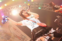 可愛い歌声、そしてMCでファンを喜ばせたみ～こさん。その腰にはおぱんちゅポシェットが……。