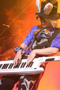 MCにトークの司会、そして演奏にと活躍した柏森進さん。今回のライブのけん引役としてファンの熱い声援を受けている。