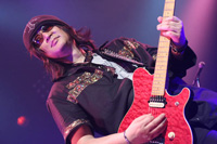 そのクールな容貌とギターテクニックで“アニキ”と慕われる小池雅也さん。ギターのソロ演奏も冴え渡る。