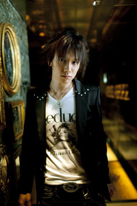 ついに始動“アーティスト”KENN。1stマキシ「LIVIN..